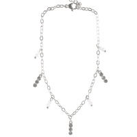 Bracelet chaîne de cheville composé d'une chaîne en acier argenté, pampilles serties de 3 cristaux et des pampilles de 2 perles de couleur blanche. Fermoir mousqueton avec 3 cm de rallonge.
