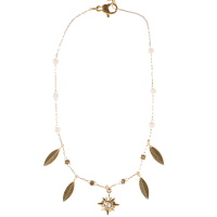 Bracelet chaîne de cheville composé d'une chaîne avec pampilles plumes en acier doré, de perles de couleur blanche et d'un pendentif étoile surmontée d'une pierre de couleur blanche. Fermoir mousqueton avec 3 cm de rallonge.