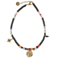 Bracelet chaîne de cheville composé de perles heishi en caoutchouc, de perles multicolores, d'un pendentif rond martelé avec une étoile et d'un pendant étoile sertie d'un strass de couleur noire. Fermoir mousqueton avec 3 cm de rallonge.