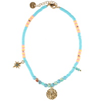 Bracelet chaîne de cheville composé de perles heishi en caoutchouc, de perles multicolores, d'un pendentif rond martelé avec une étoile et d'un pendant étoile sertie d'un strass de couleur turquoise. Fermoir mousqueton avec 3 cm de rallonge.