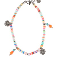 Bracelet chaîne de cheville composé de perles heishi en caoutchouc multicolore, de perles multicolores et de pampilles cœurs en acier argenté. Fermoir mousqueton en acier argenté avec 3 cm de rallonge.