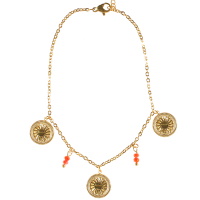 Bracelet chaîne de cheville composé d'une chaîne en acier doré, des pampilles de perles de couleur rouge et des pampilles rondes représentant un soleil en acier doré. Fermoir mousqueton avec 3 cm de rallonge.