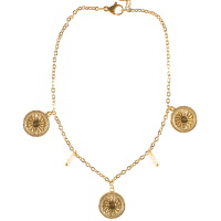 Bracelet chaîne de cheville composé d'une chaîne en acier doré, des pampilles de perles de couleur blanche et des pampilles rondes représentant un soleil en acier doré. Fermoir mousqueton avec 3 cm de rallonge.