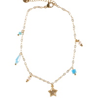 Bracelet chaîne de cheville composé d'une chaîne en acier doré, de pampilles de perles de couleur turquoise, de perles de nacre et un pendant étoile en acier doré pavé de strass. Fermoir mousqueton avec 3 cm de rallonge.