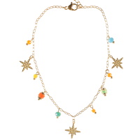 Bracelet chaîne de cheville composé d'une chaîne en acier doré, de pampilles de perles multicolore et 3 pendants étoiles en acier doré. Fermoir mousqueton avec 3 cm de rallonge.