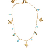 Bracelet chaîne de cheville composé d'une chaîne en acier doré, de pampilles de perles de couleur turquoise et 3 pendants étoiles en acier doré. Fermoir mousqueton avec 3 cm de rallonge.