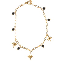 Bracelet chaîne de cheville composé d'une chaîne en acier doré, de pampilles de perles de couleur noire et 3 pendants étoiles en acier doré surmontés d'un cristal de couleur noire. Fermoir mousqueton avec 3 cm de rallonge.