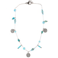 Bracelet chaîne de cheville composé d'une chaîne en acier argenté, de perles de couleur turquoise et de pampilles rondes martelées en acier argenté. Fermoir mousqueton avec 3 cm de rallonge.