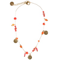 Bracelet chaîne de cheville composé d'une chaîne en acier doré, de perles de couleur rouge et de pampilles rondes martelées en acier argenté. Fermoir mousqueton avec 3 cm de rallonge.