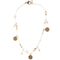 Bracelet chaîne de cheville composé d'une chaîne en acier doré, de perles de couleur blanche et de pampilles rondes martelées en acier argenté. Fermoir mousqueton avec 3 cm de rallonge.