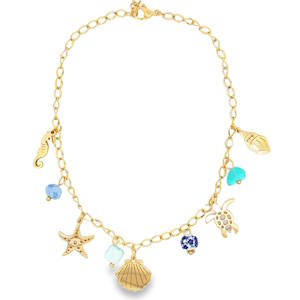 Apportez une touche de fraîcheur marine à votre allure avec cette magnifique chaîne de cheville en acier. Conçue pour évoquer les journées ensoleillées au bord de l'eau, elle marie avec élégance la brillance du doré et la douceur des teintes azurées. La chaîne est ornée de charms variés et finement travaillés qui capturent l'esprit de l'océan, un hippocampe gracieux, une étoile de mer détaillée et une tortue marine stylisée. Deux types de coquillages (une palourde et un murex) pour un look authentique. Des perles facettées bleu ciel et turquoise, ainsi qu'une perle en céramique bleue et blanche aux motifs délicats. Grâce à sa chaînette d'extension, ce bijou s'adapte parfaitement à toutes les morphologies de chevilles.