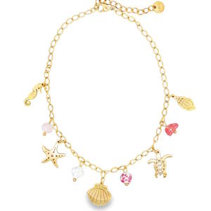 Apportez une touche de fraîcheur marine à votre allure avec cette magnifique chaîne de cheville en acier. Conçue pour évoquer les journées ensoleillées au bord de l'eau, elle marie avec élégance la brillance du doré et la douceur des teintes rosées. La chaîne est ornée de charms variés et finement travaillés qui capturent l'esprit de l'océan, un hippocampe gracieux, une étoile de mer détaillée et une tortue marine stylisée. Deux types de coquillages (une palourde et un murex) pour un look authentique. Des perles facettées rose, ainsi qu'une perle en céramique rose et blanche aux motifs délicats. Grâce à sa chaînette d'extension, ce bijou s'adapte parfaitement à toutes les morphologies de chevilles.