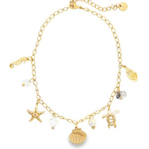 Apportez une touche de fraîcheur marine à votre allure avec cette magnifique chaîne de cheville en acier. Conçue pour évoquer les journées ensoleillées au bord de l'eau, elle marie avec élégance la brillance du doré et la douceur des teintes blanches. La chaîne est ornée de charms variés et finement travaillés qui capturent l'esprit de l'océan, un hippocampe gracieux, une étoile de mer détaillée et une tortue marine stylisée. Deux types de coquillages (une palourde et un murex) pour un look authentique. Des perles facettées blanches, ainsi qu'une perle d'imitation. Grâce à sa chaînette d'extension, ce bijou s'adapte parfaitement à toutes les morphologies de chevilles.