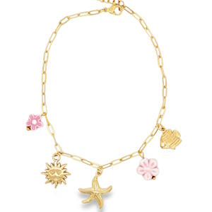 Apportez une touche de soleil et de fraîcheur à votre allure avec cette magnifique chaîne de cheville au style bohème et estival conçue en acier. Conçue pour résister à vos aventures (et aux plongeons imprévus), elle est l'accessoire indispensable pour sublimer vos jambes durant la saison chaude. Elle est ornée de cinq pampilles délicates qui capturent l'esprit des vacances. Un poisson finement gravé et une étoile de mer texturée en acier doré, accompagnés d'un soleil radieux au visage souriant. Deux fleurs en rose poudré viennent adoucir l'ensemble, offrant un contraste coloré et printanier avec l'éclat du doré. Dotée d'un fermoir mousqueton sécurisé et d'une chaînette d'extension, permettant d'ajuster parfaitement la longueur à la morphologie de votre cheville.