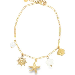 Apportez une touche de soleil et de fraîcheur à votre allure avec cette magnifique chaîne de cheville au style bohème et estival conçue en acier. Conçue pour résister à vos aventures (et aux plongeons imprévus), elle est l'accessoire indispensable pour sublimer vos jambes durant la saison chaude. Elle est ornée de cinq pampilles délicates qui capturent l'esprit des vacances. Un poisson finement gravé et une étoile de mer texturée en acier doré, accompagnés d'un soleil radieux au visage souriant. Deux perles en forme de fleurs nacrées apportent une note de pureté et de contraste. Dotée d'un fermoir mousqueton sécurisé et d'une chaînette d'extension, permettant d'ajuster parfaitement la longueur à la morphologie de votre cheville.