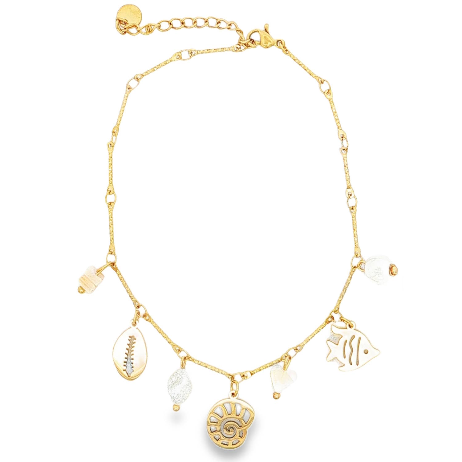 Cette chaîne de cheville en acier se distingue par son allure bohème-chic et son design inspiré de l'océan. Elle est conçue pour apporter une touche de fraîcheur et de sophistication à votre allure, que ce soit pour une journée à la plage ou une soirée d'été.<br/>Le charme de ce bijou réside dans ses sept pampilles variées qui créent un mouvement harmonieux.<br/>On retrouve des découpes dorées finement travaillées représentant un poisson, un coquillage stylisé (type nautile) et un cauri naturel intégré.<br/>Des perles nacrées et des éclats de pierres blanches translucides sont intercalés entre les charmes pour apporter de la texture et une brillance douce.<br/>Dotée d'un fermoir mousqueton sécurisé et d'une chaînette d'extension, permettant d'ajuster parfaitement la longueur à la morphologie de votre cheville. Cheville Coeur Coquillage Perle Poisson Adolescent Adulte Amour Animaux Eté Femme Fille Nature Printemps Cette chaîne de cheville en acier se distingue par son allure bohème-chic et son design inspiré de l'océan. Elle est conçue pour apporter une touche de fraîcheur et de sophistication à votre allure, que ce soit pour une journée à la plage ou une soirée d'été.<br/>Le charme de ce bijou réside dans ses sept pampilles variées qui créent un mouvement harmonieux.<br/>On retrouve des découpes dorées finement travaillées représentant un poisson, un coquillage stylisé (type nautile) et un cauri naturel intégré.<br/>Des perles nacrées et des éclats de pierres blanches translucides sont intercalés entre les charmes pour apporter de la texture et une brillance douce.<br/>Dotée d'un fermoir mousqueton sécurisé et d'une chaînette d'extension, permettant d'ajuster parfaitement la longueur à la morphologie de votre cheville. Cheville Coeur Coquillage Perle Poisson Adolescent Adulte Amour Animaux Eté Femme Fille Nature Printemps