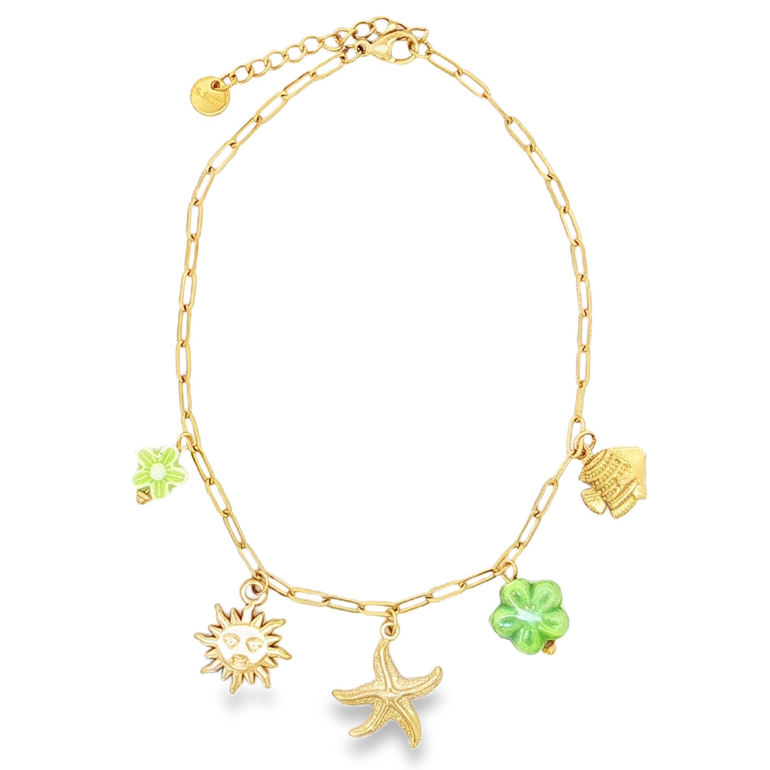 Apportez une touche de soleil et de fraîcheur à votre allure avec cette magnifique chaîne de cheville au style bohème et estival conçue en acier. Conçue pour résister à vos aventures (et aux plongeons imprévus), elle est l'accessoire indispensable pour sublimer vos jambes durant la saison chaude.<br/>Elle est ornée de cinq pampilles délicates qui capturent l'esprit des vacances.<br/>Un poisson finement gravé et une étoile de mer texturée en acier doré, accompagnés d'un soleil radieux au visage souriant.<br/>Deux perles en forme de fleurs dans des dégradés de vert tendre et vert prairie, apportant une note de vitalité et de douceur.<br/>Dotée d'un fermoir mousqueton sécurisé et d'une chaînette d'extension, permettant d'ajuster parfaitement la longueur à la morphologie de votre cheville. Cheville Etoile Poisson Soleil Adolescent Adulte Animaux Eté Femme Fille Fleurs Nature Printemps Apportez une touche de soleil et de fraîcheur à votre allure avec cette magnifique chaîne de cheville au style bohème et estival conçue en acier. Conçue pour résister à vos aventures (et aux plongeons imprévus), elle est l'accessoire indispensable pour sublimer vos jambes durant la saison chaude.<br/>Elle est ornée de cinq pampilles délicates qui capturent l'esprit des vacances.<br/>Un poisson finement gravé et une étoile de mer texturée en acier doré, accompagnés d'un soleil radieux au visage souriant.<br/>Deux perles en forme de fleurs dans des dégradés de vert tendre et vert prairie, apportant une note de vitalité et de douceur.<br/>Dotée d'un fermoir mousqueton sécurisé et d'une chaînette d'extension, permettant d'ajuster parfaitement la longueur à la morphologie de votre cheville. Cheville Etoile Poisson Soleil Adolescent Adulte Animaux Eté Femme Fille Fleurs Nature Printemps