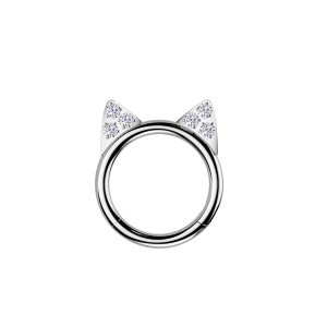 Piercing anneau en titane argenté de qualité implantaire avec des oreilles de chat pavées d'oxydes de zirconium blancs.