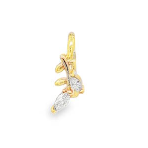 Piercing en acier chirurgical doré orné d'une branche serti de strass.