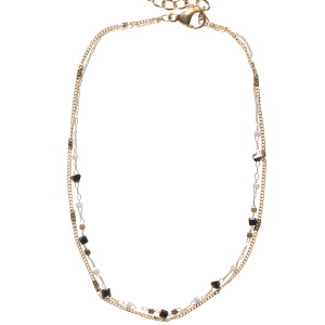 Bracelet chaîne de cheville double rangs composé d'une chaîne en acier doré, ainsi qu'une chaîne avec des perles cubiques en acier doré et des perles grises et noires. Fermoir mousqueton avec 5 cm de rallonge.