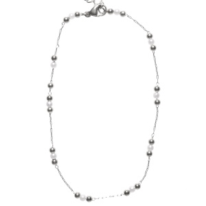 Bracelet chaîne de cheville composé d'une chaîne avec perles en acier argenté et de perles de nacre d'imitation. Fermoir mousqueton avec 4 cm de rallonge.
