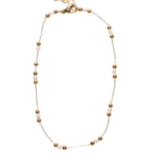 Bracelet chaîne de cheville composé d'une chaîne avec perles en acier doré et de perles de nacre d'imitation. Fermoir mousqueton avec 4 cm de rallonge.