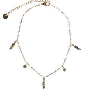 Bracelet chaîne de cheville composé d'une chaîne avec pampilles en forme de plume en acier doré et de pampilles rondes serties d'un cristal. Fermoir mousqueton avec 5 cm de rallonge.