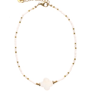 Bracelet chaîne de cheville composé de perles en acier doré, de perles d'imitation, de perles miyuki de couleur blanche et d'un trèfle à quatre feuilles en nacre. Fermoir mousqueton en acier doré avec 3 cm de rallonge.