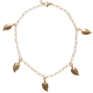 Bracelet chaîne de cheville composé d'une chaîne avec pampilles en forme de feuille en acier doré. Fermoir mousqueton avec 5 cm de rallonge.