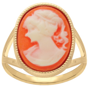 Bague en plaqué or jaune 18 carats surmontée d'un camée ovale représentant une femme.