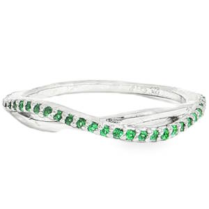 Cette bague présente un design à la fois fluide et raffiné, idéal pour celles qui recherchent un bijou délicat avec une touche de couleur vive. La bague se distingue par son anneau au style entrelacé ou twisté. Les deux brins d'argent s'entrecroisent avec souplesse, créant un mouvement ondulé naturel qui évoque le symbole de l'infini. C'est une forme ergonomique qui épouse parfaitement la courbe du doigt. Elle est forgée en argent 925/000 rhodié, offrant un éclat blanc et brillant très moderne. L'un des brins est entièrement pavé de petites pierres d'un vert émeraude intense. Ces gemmes sont serties avec précision, apportant un contraste saisissant avec la froideur de l'argent.