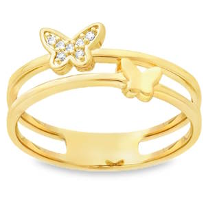 Sublime bague multi-rangs en plaqué or jaune 18 carats, ornée de délicats motifs papillons. L'un scintille grâce à un pavage d'oxydes de zirconium incolores taille brillant, offrant une luminosité exceptionnelle. Cette création symbolise la légèreté et la grâce, parfaite pour ajouter une touche de raffinement à votre quotidien. Un bijou qui allie modernité et élégance intemporelle.