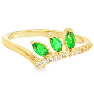 Cette bague délicate en plaqué or jaune 18 carats se distingue par son allure royale et printanière. Conçue comme une tiare miniature, elle apporte une touche de noblesse et de fraîcheur à votre main. Sa forme légèrement en V (style bague Chevron) permet de souligner la finesse des doigts ou de s'associer parfaitement avec d'autres bagues. Le bijou est orné de trois pierres vertes (style émeraude) taillées en marquise (ou navette). Disposées en éventail, elles évoquent des feuilles naissantes ou les pointes d'une couronne. La base de la couronne est délicatement sertie d'un bandeau de petits cristaux scintillants (oxydes de zirconium), apportant un éclat continu et un contraste sophistiqué avec le vert profond des pierres.