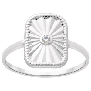 Bague surmontée d'un rectangle avec motifs ciselés en argent 925 rhodié serti d'un oxyde de zirconium blanc.