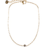 Bracelet chaîne de cheville composé d'une chaîne en acier doré et d'un cristal serti clos de forme ronde. Fermoir mousqueton avec 3 cm de rallonge.