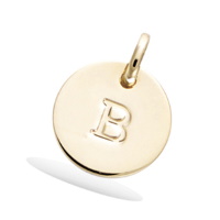 Pendentif médaille ronde avec la lettre gravée B en plaqué or jaune 18 carats. Vendu seul sans chaîne.