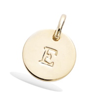 Pendentif médaille ronde avec la lettre gravée E en plaqué or jaune 18 carats. Vendu seul sans chaîne.