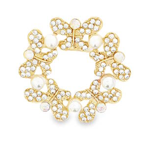 Arborez cette broche délicate en métal doré, ornée de perles rondes nacrées et lustrées. Le design floral raffiné met en valeur un savoir faire exceptionnel, idéal pour ajouter une touche d'élégance discrète à vos tenues. Cette broche unique, avec sa composition de perles parfaitement agencées, est un véritable bijou d'art.