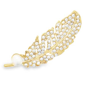 Élégante broche en forme de plume dorée, rehaussée d'une délicate perle ronde. Son design raffiné et sa finition soignée en font un accessoire parfait pour ajouter une touche de sophistication à votre tenue. Un bijou intemporel qui saura sublimer votre style avec subtilité et élégance.