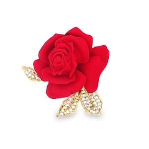 Sublime broche florale en métal doré, sertie de cristaux translucides éclatants. Une création délicate, façon rose épanouie, idéale pour ajouter une touche de raffinement à vos tenues. Les cristaux, taillés en billes rondes et lustrés à la perfection, captent la lumière pour un éclat irrésistible. Un accessoire de mode intemporel, parfait pour toutes les occasions.