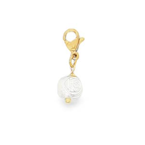 Ce charm délicat en acier doré présente une perle ronde cabochon ornée d'un motif subtil. Son éclat discret et son design raffiné en font un accessoire parfait pour personnaliser vos bijoux. Ce pendentif, suspendu avec élégance, apporte une touche de sophistication intemporelle à toute collection.