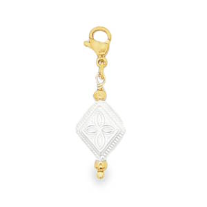 Charmant pendentif en acier doré, idéal pour personnaliser votre bracelet ou collier. Son design délicat et sa finition soignée apportent une touche d'élégance discrète à votre style. Un bijou polyvalent qui se marie avec toutes vos tenues.