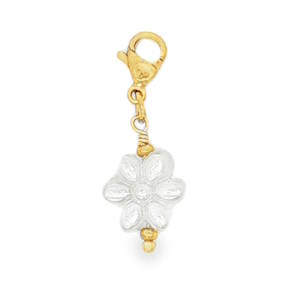 Sublime pendentif en acier doré, orné d'une délicate fleur composée de perles. Ce bijou raffiné capture l'essence de l'élégance discrète. Parfait pour ajouter une touche de sophistication à votre collection de bijoux.