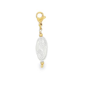 Sublime pendentif charm en acier doré, orné d'une perle ovale de type cabochon. Un bijou raffiné qui allie l'éclat chaleureux du doré à la douceur irisée de la perle. Ce pendentif est un ajout parfait à toute collection de bijoux, apportant une touche d'élégance discrète à votre style.