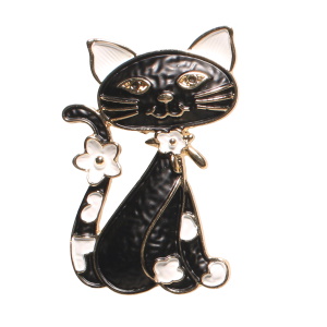 Broche aimantée en forme de chat en métal doré pavée d'émail de couleur noir et blanc.