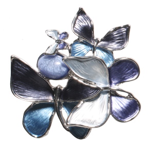 Broche aimantée en forme de papillons en métal argenté pavée d'email de couleur bleu.