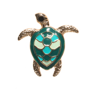 Broche aimantée en forme de tortue de mer en métal doré pavée d'email de couleur vert.