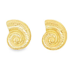 Apportez une touche de sophistication sculpturale à vos tenues formelles avec cette paire de caches-boutons au design organique en acier doré. Inspirés par la forme fascinante de l’ammonite et des trésors marins, ces accessoires transforment une chemise classique en une pièce de créateur en un clin d'œil. Grâce à leur mécanisme à charnière sécurisé, ces caches-boutons se clipsent facilement par-dessus n'importe quel bouton de chemise standard. Pas besoin de chemise à poignets mousquetaires !