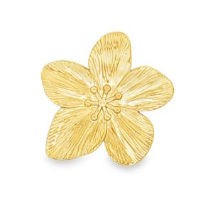 Apportez une touche de poésie et de raffinement à vos tenues les plus classiques avec ce cache-bouton délicatement sculpté en acier doré. Conçu pour transformer une chemise ordinaire en une pièce d'exception, cet accessoire allie le charme de la bijouterie florale à la praticité du quotidien. Une superbe fleur à cinq pétales, inspirée du jasmin ou du cerisier, présentant des nervures finement ciselées qui accrochent la lumière pour un éclat naturel. Le revers est doté d'un clapet à charnière fluide et solide, permettant de se clipser facilement sur n'importe quel bouton de chemise standard (poignets ou col).