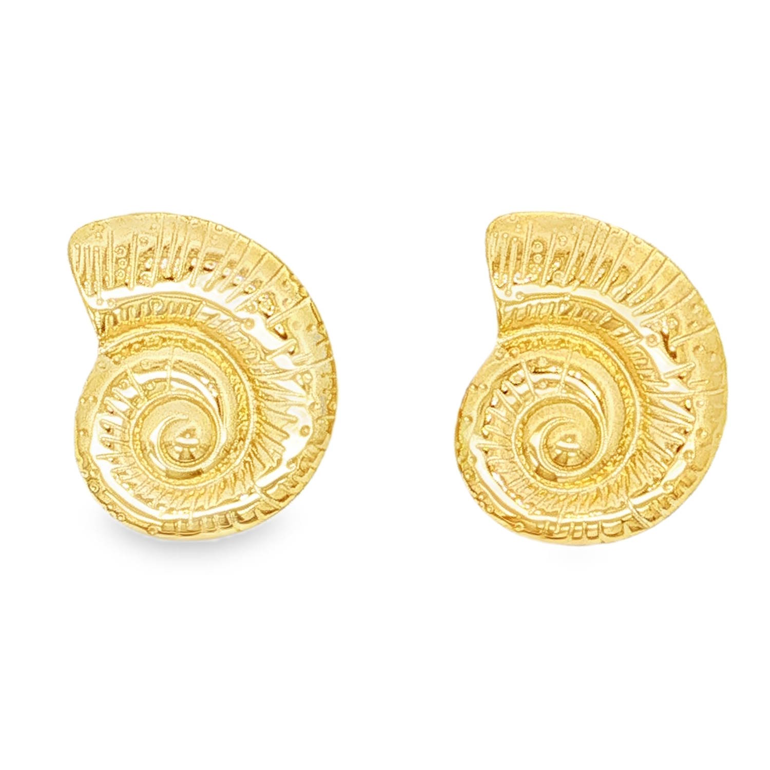Apportez une touche de sophistication sculpturale à vos tenues formelles avec cette paire de caches-boutons au design organique en acier doré.<br/>Inspirés par la forme fascinante de l’ammonite et des trésors marins, ces accessoires transforment une chemise classique en une pièce de créateur en un clin d'œil.<br/>Grâce à leur mécanisme à charnière sécurisé, ces caches-boutons se clipsent facilement par-dessus n'importe quel bouton de chemise standard. Pas besoin de chemise à poignets mousquetaires ! Bouton Coquillage Manchette Adolescent Adulte Femme Fille Indémodable Nature Apportez une touche de sophistication sculpturale à vos tenues formelles avec cette paire de caches-boutons au design organique en acier doré.<br/>Inspirés par la forme fascinante de l’ammonite et des trésors marins, ces accessoires transforment une chemise classique en une pièce de créateur en un clin d'œil.<br/>Grâce à leur mécanisme à charnière sécurisé, ces caches-boutons se clipsent facilement par-dessus n'importe quel bouton de chemise standard. Pas besoin de chemise à poignets mousquetaires ! Bouton Coquillage Manchette Adolescent Adulte Femme Fille Indémodable Nature